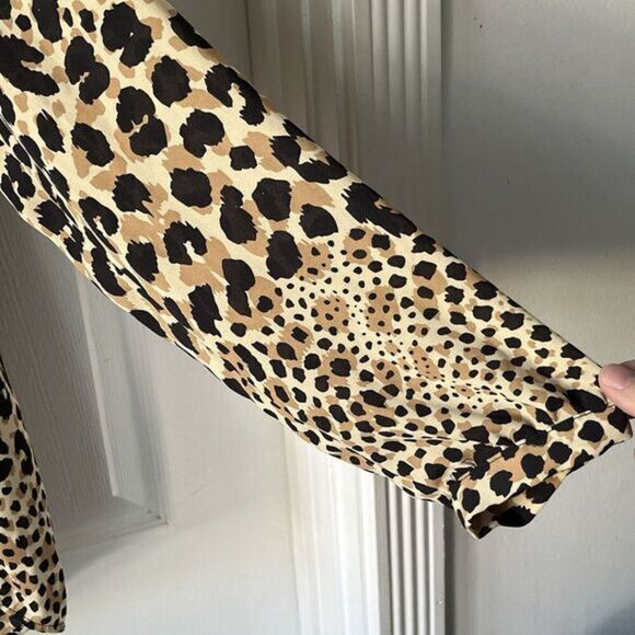Adriana Papell Leopard Print Popover Blouse Long Sleeves Womens L Casual Chic‎ - Picture 2 of 8